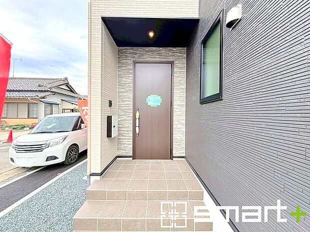 〜お住まいの顔「玄関」〜 ・玄関ドアの上にはもちろん軒がございますので、雨の日でも濡れずに鍵の開閉が可能です。 ・鍵は防犯性に優れたディンプルキーを採用。 