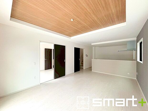 〜折り上げ天井のあるＬＤＫ〜 ・一部天井を高くする折り上げ天井を配する事で縦への空間が生まれ、開放感のある広々とした仕様に。 ・ぜひ現地でその魅力をご体感くださいませ。