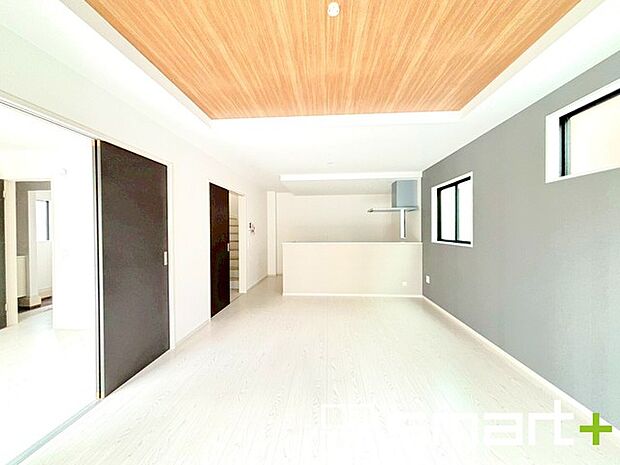 ~家族団らんにピッタリの広々リビング~ ・穏やかな陽だまりに包まれる居心地の良いLDKは、ご家族が集まる憩いのスペースに。 ・隣接の洋室を続き間として利用すれば21帖超の広々空間になります。