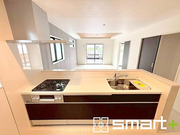 ~人気のカウンターキッチン~ ・キッチンには余計な柱が無いので、リビングが見渡せ開放感のある造りとなっております。 ・蛇口には浄水器が内蔵されるなど機能面でも優れたキッチンです。