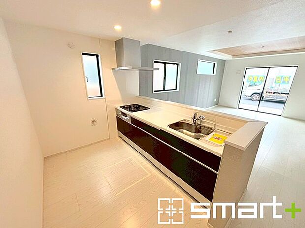 ~使い勝手の良いシステムキッチン~ ・料理がしやすい設計のキッチンでお料理もはかどりますね。 ・もちろんキッチン下部は収納になっておりますので、フライパンなども収納可能です。