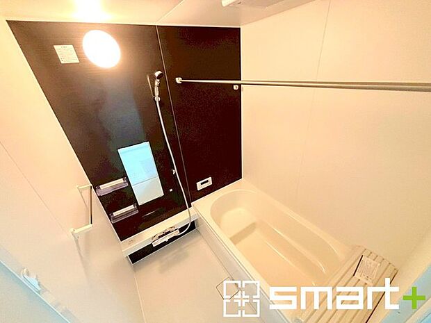 ~浴室乾燥機付きの浴室~ ・浴室には乾燥機が付いているので雨の日でも洗濯物を干すことが可能です。 ・水はけの良い床材など機能面も充実。マイクロバルなどオプションもご相談くださいませ。