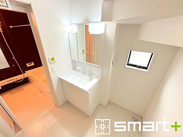 〜明るい洗面スペース〜 ・窓から明るい陽が入り、気持ちよく朝の支度ができますね。 ・使い勝手の良い三面鏡タイプのシャワー付き洗面化粧台。鏡の裏に収納があるので洗面台周りもスッキリ。