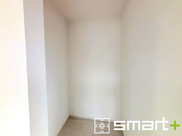 ~憧れのウォークインクローゼット~ ・居室にウォークインを設ける事で季節ものや趣味の用具などもスッキリと収納可能です。 ・ぜひ現地でその便利さをご体感くださいませ。