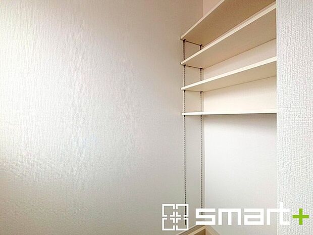 ~収納スペース充実の玄関~ ・ベビーカーやゴルフバッグ、お子様のスポーツ用品などたくさん収納できます。 ・便利な稼働式の棚で高さや大きさのあるものもスッキリしまえて快適。