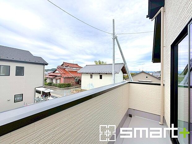 ~洗濯物も干しやすいバルコニー~ ・バルコニーには物干し竿受けが標準装備されております。 ・テラス屋根等のオプションもお気軽にご相談くださいませ。