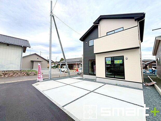 ~ゆとりあるカースペース3台~ ・セカンドカーや来客時にも困らないカースペース3台。自転車やバイクのおける余裕の広さです。 ・カーポートなどのオプションもお気軽にご相談くださいませ。