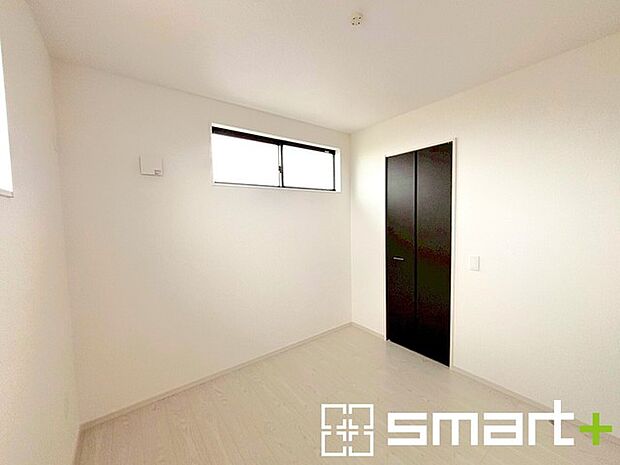 〜収納豊富な洋室〜 ・各居室に備え付けの収納をご用意。タンスなどを置く場合と比べ出っ張らないので部屋の中を有効のご活用いただけます。 ・収納の広さなどぜひ現地でご確認くださいませ。 