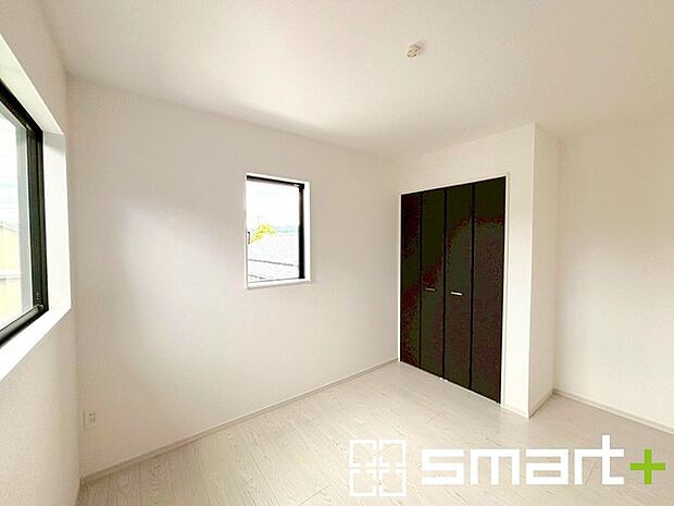 ~2面採光の明るいお部屋~ ・洋室は2面採光とする事で穏やかな陽の入る明るい空間となっております。 ・くつろぎのプライベート時間を明るい空間で穏やかにお過ごしいただけます。