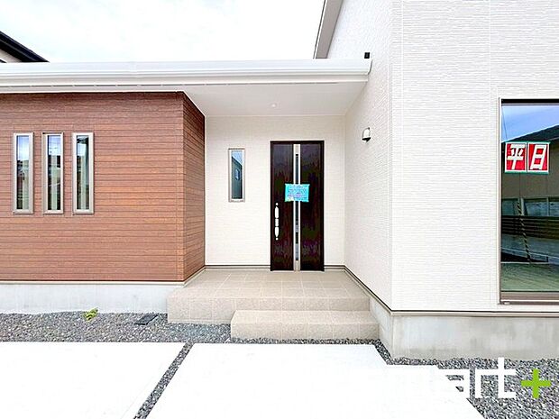 〜お住まいの顔「玄関」〜 ・玄関ドアの上にはもちろん軒がございますので、雨の日でも濡れずに鍵の開閉が可能です。 ・鍵は防犯性に優れたディンプルキーを採用。