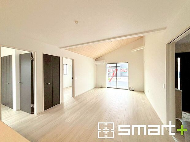 〜穏やかな陽の入るLDK〜 ・大きな窓のあるLDKは陽当りも良好で明るい空間となっております。 ・ご家族団らんなど過ごす時間の多いLDKが明るいのは嬉しいポイントですね。