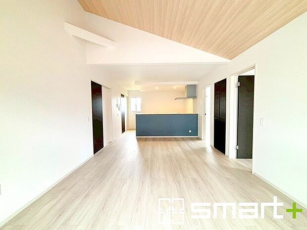 〜リビング収納のあるプラン〜 ・意外と少ないリビング収納をしっかりとご用意。 ・掃除機や買い溜めしたティッシュ、トイレットペーパーなど様々なものが収納可能です。