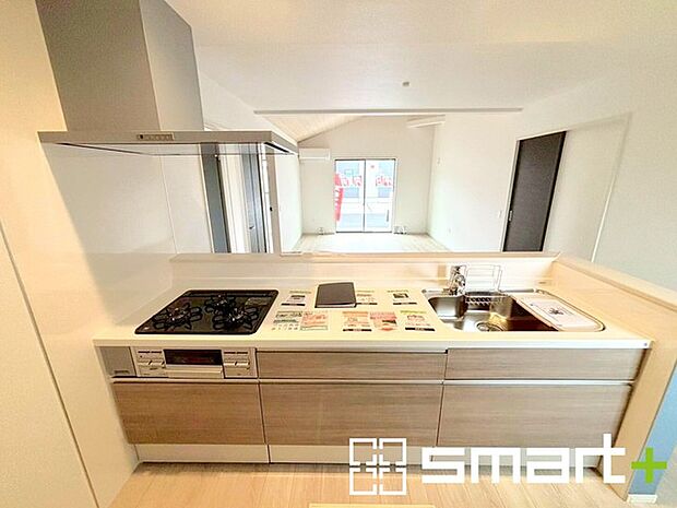 〜人気のカウンターキッチン〜 ・キッチンには余計な柱が無いので、リビングが見渡せ開放感のある造りとなっております。 ・蛇口には浄水器が内蔵されるなど機能面でも優れたキッチンです。 