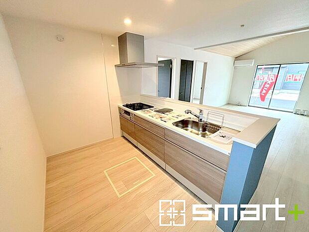 〜使い勝手の良いシステムキッチン〜 ・料理がしやすい設計のキッチンでお料理もはかどりますね。 ・もちろんキッチン下部は収納になっておりますので、フライパンなども収納可能です。