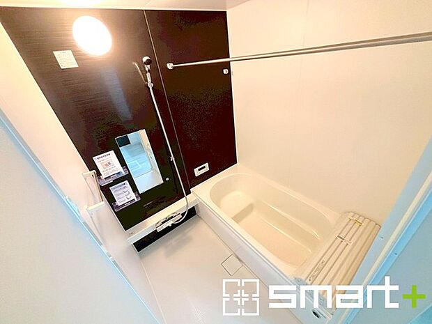 〜浴室乾燥機付きの浴室〜 ・浴室には乾燥機が付いているので雨の日でも洗濯物を干すことが可能です。 ・水はけの良い床材など機能面も充実。マイクロバルなどオプションもご相談くださいませ。 