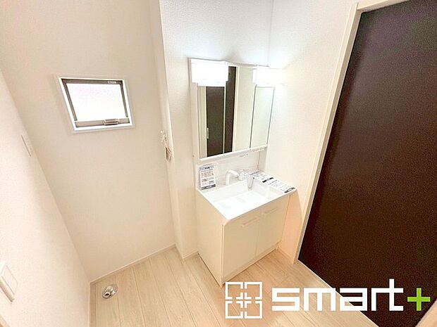 〜人気の三面鏡を採用〜 ・洗面台は三面鏡仕様なので鏡の角度を変える事で頭の後ろの方までご確認可能です。 ・鏡の裏が収納になっておりますので、洗面台周りもスッキリと片付きます。