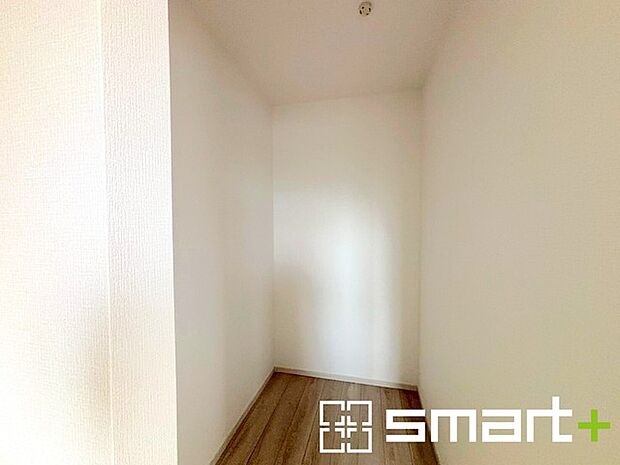 〜2箇所のウォークインクローゼット〜 ・あると嬉しいウォークインクローゼットが2箇所あるので、季節ものや趣味の用具などもスッキリと収納可能です。 ・お洋服も分けてスッキリ収納できます。