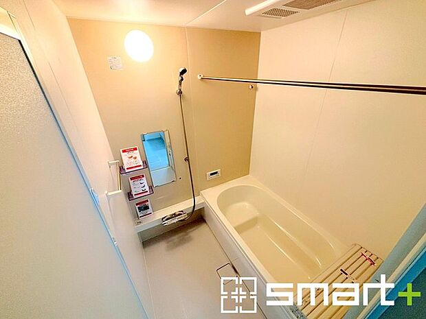 〜浴室乾燥機付きの浴室〜 ・浴室には乾燥機が付いているので雨の日でも洗濯物を干すことが可能です。 ・水はけの良い床材など機能面も充実。マイクロバルなどオプションもご相談くださいませ。 