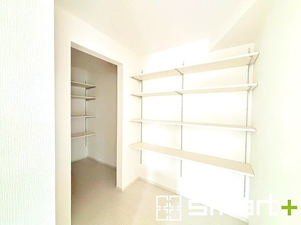 〜パントリーのあるお住まい〜 ・キッチン横にパントリー（食糧庫）をご用意。買い溜めした食材などはもちろん、ティッシュなどの置場としてもご利用いただけます。 ・ぜひ現地でご確認くださいませ。 