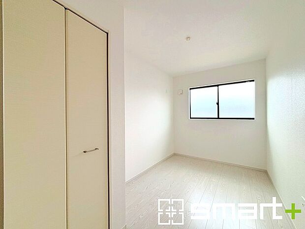 〜収納豊富な洋室〜 ・各居室に備え付けの収納をご用意。タンスなどを置く場合と比べ出っ張らないので部屋の中を有効のご活用いただけます。 ・収納の広さなどぜひ現地でご確認くださいませ。 