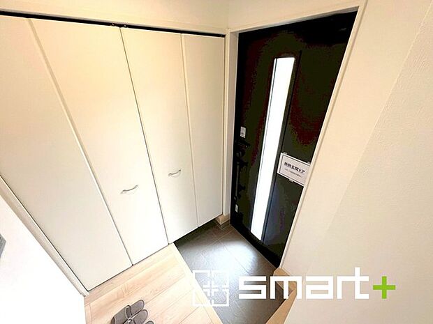 〜穏やかな陽が入る玄関〜 ・玄関ドアにガラス部分を設ける事で穏やかな陽の入る玄関になります。 ・備え付けのシューズボックスはたっぷりしまえて玄関がスッキリ片付きますね。