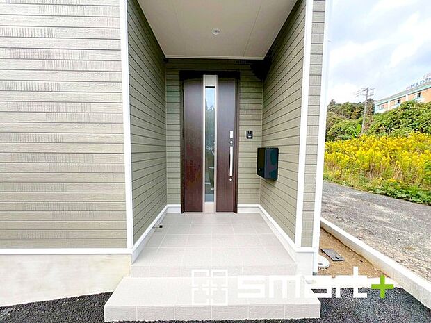 〜お住まいの顔「玄関」〜 ・玄関ドアの上にはもちろん軒がございますので、雨の日でも濡れずに鍵の開閉が可能です。 ・鍵は防犯性に優れたディンプルキーを採用。