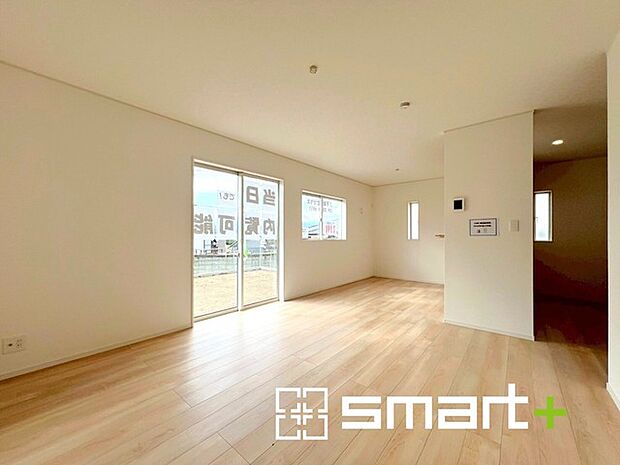 〜穏やかな陽の入るLDK〜 ・大きな窓のあるLDKは陽当りも良好で明るい空間となっております。 ・ご家族団らんなど過ごす時間の多いLDKが明るいのは嬉しいポイントですね。