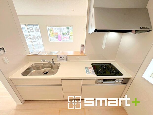 〜人気のカウンターキッチン〜 ・キッチンは人気のカウンタータイプを採用。「ご家族の顔が見える」造りです。 ・蛇口に浄水器が内蔵されているなど機能面でも優れた仕様です。