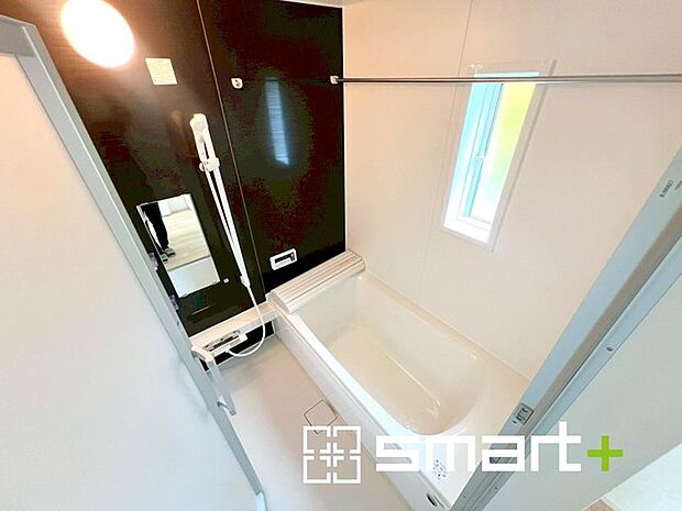 〜暖房乾燥機付きの浴室〜 ・ヒートショック対策にもなる浴室暖房を標準装備。冬場でも暖かくしてからご入浴が可能です。 ・もちろん乾燥機も付いておりますので、雨の日でも洗濯物を干せますよ。