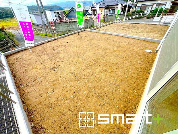 〜広々したお庭のある邸宅〜 ・余裕の敷地には広いお庭もご用意。 ・ガーデニングや安らぎの空間として、倉庫を置いたりと様々な活用が可能です。 ・人工芝の敷設などもお気軽にご相談くださいませ。