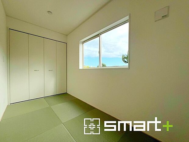 〜リビング横の和室〜 ・リビング横には開放感をプラスしてくれる和室付。モダンな洋風タイプでオシャレ感アップ。 ・お子様のプレイルームやお昼寝など、用途様々にお使いいただけます。