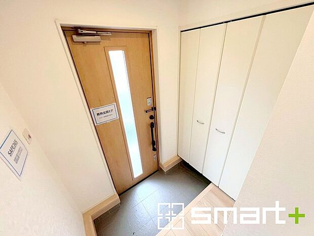 〜穏やかな陽が入る玄関〜 ・玄関ドアにガラス部分を設ける事で穏やかな陽の入る玄関になります。 ・備え付けのシューズボックスはたっぷりしまえて玄関がスッキリ片付きますね。