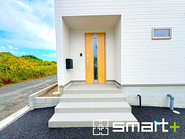 〜お住まいの顔「玄関」〜 ・玄関ドアの上にはもちろん軒がございますので、雨の日でも濡れずに鍵の開閉が可能です。 ・鍵は防犯性に優れたスマートキーを採用。