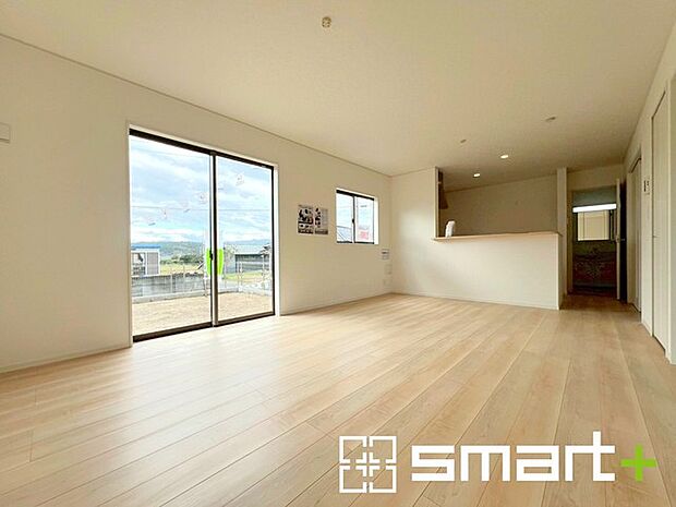 〜穏やかな陽の入るLDK〜 ・大きな窓のあるLDKは陽当りも良好で明るい空間となっております。 ・ご家族団らんなど過ごす時間の多いLDKが明るいのは嬉しいポイントですね。