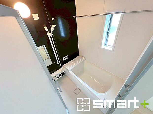 〜暖房乾燥機付きの浴室〜 ・ヒートショック対策にもなる浴室暖房を標準装備。冬場でも暖かくしてからご入浴が可能です。 ・もちろん乾燥機も付いておりますので、雨の日でも洗濯物を干せますよ。