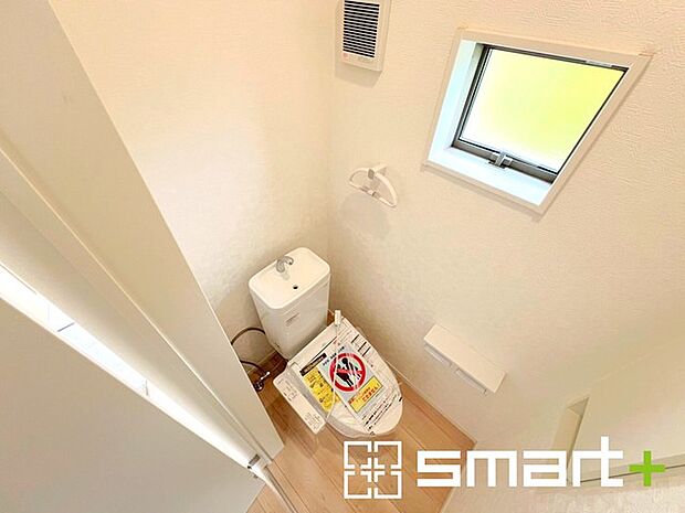 〜窓付きの明るいトイレ〜 ・使用後や掃除の際に窓を開ければ、外からの新鮮な空気を取り込み素早く換気ができます。 ・埋め込み収納付きでストックや掃除用具もスッキリ片付きますね。