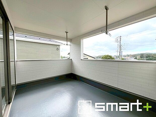 〜屋根付きのバルコニー〜 ・バルコニーは屋根付きなので急な雨でも安心です。 ・奥行きもあるので洗濯物が干しやすいのも嬉しいポイントですね。