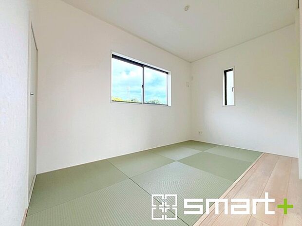 〜リビング横の和室〜 ・リビング横には開放感をプラスしてくれる和室付。モダンな洋風タイプでオシャレ感アップ。 ・お子様のプレイルームやお昼寝など、用途様々にお使いいただけます。