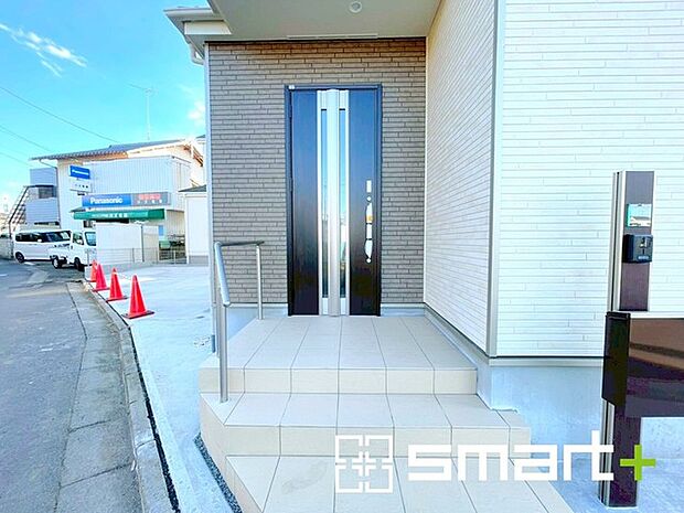 〜お住まいの顔「玄関」〜 ・玄関ドアの上にはもちろん軒がございますので、雨の日でも濡れずに鍵の開閉が可能です。 ・鍵は防犯性に優れたディンプルキーを採用。 