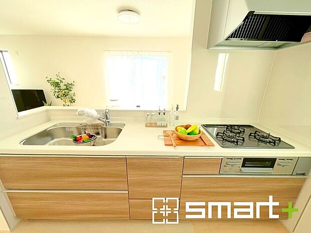 〜人気のカウンターキッチン〜 ・キッチンは人気のカウンタータイプを採用。「ご家族の顔が見える」造りです。 ・汚れの付きづらい天板、水はけの良いシンクなど機能面でも充実の仕様。 