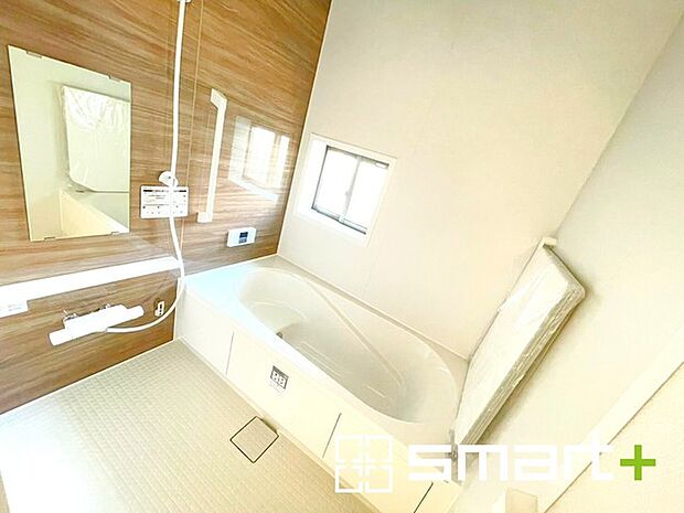 〜浴室乾燥機付きの浴室〜 ・浴室には乾燥機が付いているので雨の日でも洗濯物を干すことが可能です。 ・水はけの良い床材など機能面も充実。マイクロバルなどオプションもご相談くださいませ。 