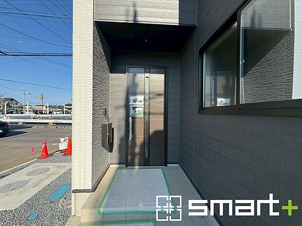 〜お住まいの顔「玄関」〜 ・玄関ドアの上にはもちろん軒がございますので、雨の日でも濡れずに鍵の開閉が可能です。 ・鍵は防犯性に優れたディンプルキーを採用。 