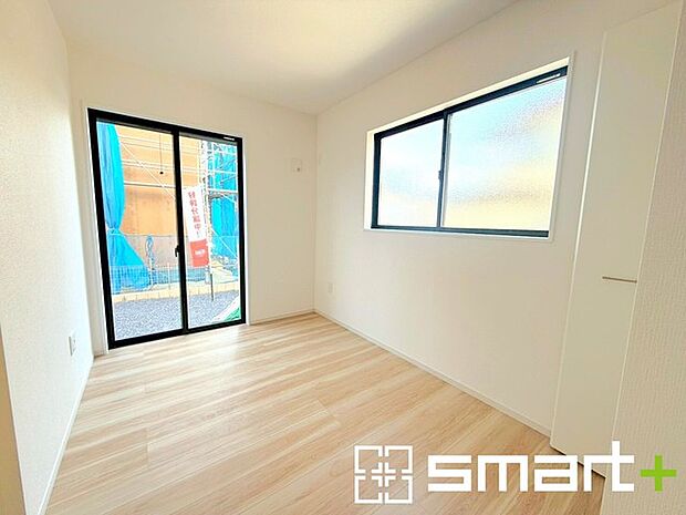 〜2面採光の明るいお部屋〜 ・洋室は2面採光とする事で穏やかな陽の入る明るい空間となっております。 ・くつろぎのプライベート時間を明るい空間で穏やかにお過ごしいただけます。 