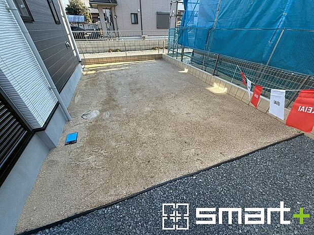 〜お庭もある余裕の敷地〜 ・広々した敷地にはお庭もご用意。お庭があるだけで余裕を感じますね。 ・防草シートや人工芝の敷設などのオプションもお気軽にご相談くださいませ。 