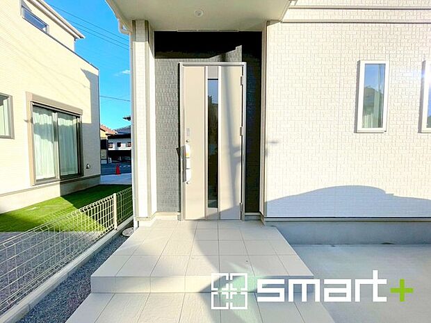 〜お住まいの顔「玄関」〜 ・玄関ドアの上にはもちろん軒がございますので、雨の日でも濡れずに鍵の開閉が可能です。 ・鍵は防犯性に優れたディンプルキーを採用。 