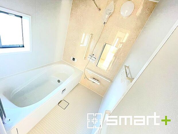 〜浴室乾燥機付きの浴室〜 ・浴室には乾燥機が付いているので雨の日でも洗濯物を干すことが可能です。 ・水はけの良い床材など機能面も充実。マイクロバルなどオプションもご相談くださいませ。 