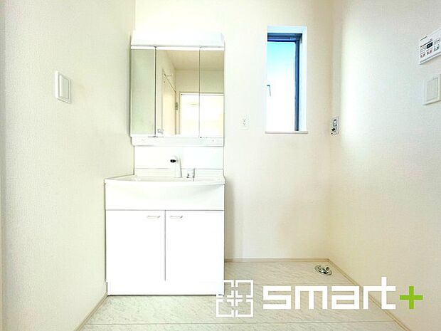 〜人気の三面鏡を採用〜 ・洗面台は三面鏡仕様なので鏡の角度を変える事で頭の後ろの方までご確認可能です。 ・鏡の裏が収納になっておりますので、洗面台周りもスッキリと片付きます。 