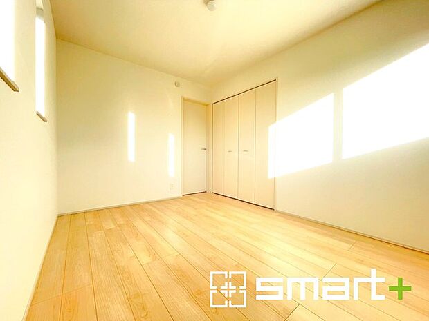 〜収納豊富な洋室〜 ・各居室に備え付けの収納をご用意。タンスなどを置く場合と比べ出っ張らないので部屋の中を有効のご活用いただけます。 ・収納の広さなどぜひ現地でご確認くださいませ。 