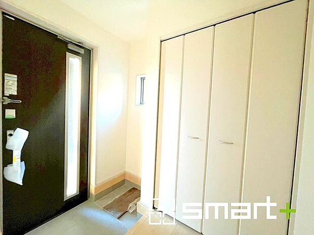 ~十分な容量のシューズボックス~ ・備え付けのシューズボックスは充分な容量を確保。