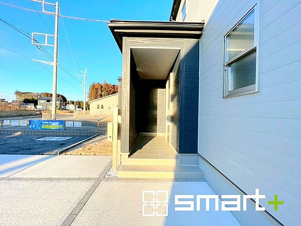 ~お住まいの顔「玄関」~ ・玄関ドアの上にはもちろん軒がございますので、雨の日でも濡れずに鍵の開閉が可能です。 ・鍵は防犯性に優れたディンプルキーを採用。